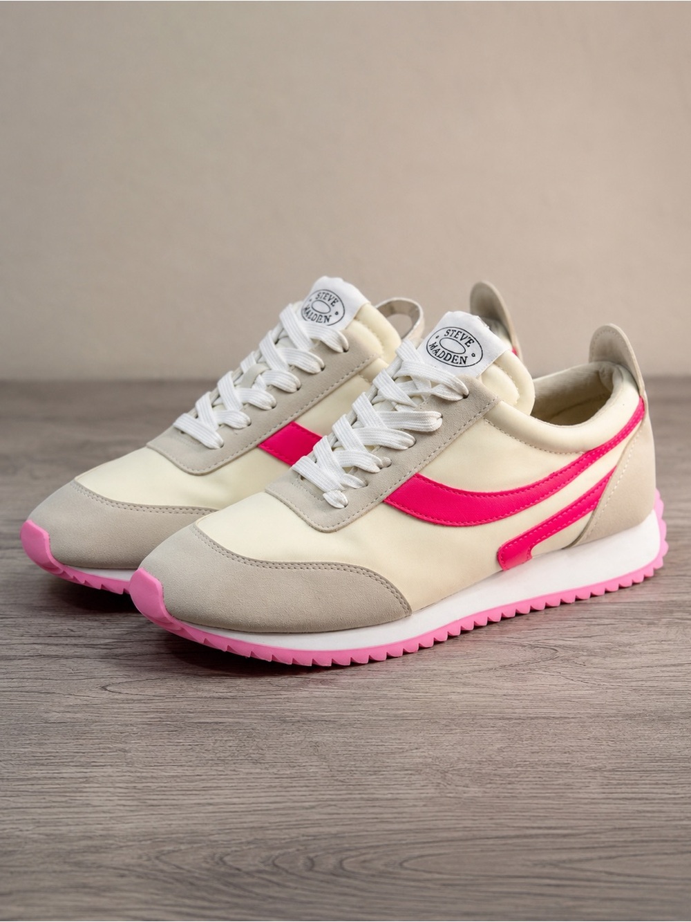 Steve Madden Cream Sneakers with Hot Pink Accents Women’s Casual Fashion Size 9